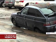На улице Степана Разина в яму провалился автомобиль "Лада"