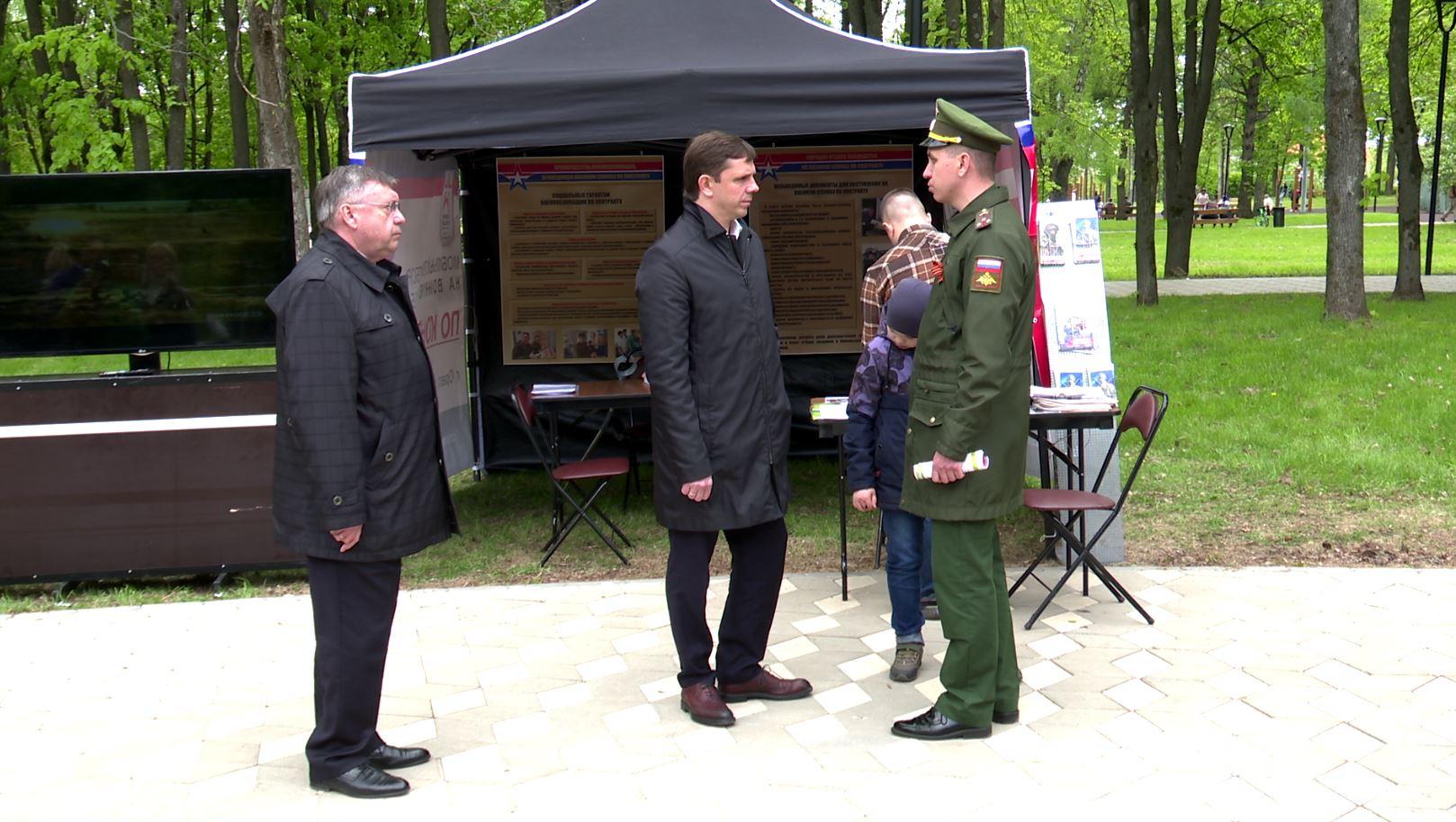 Губернатор Орловской области посетил мобильный пункт отбора на контрактную службу