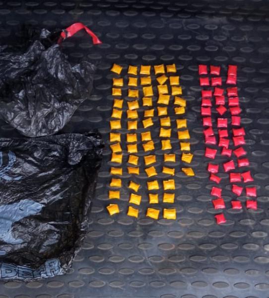 До потребителей наркотики не доехали — в Орле у пассажиров такси изъяли три сотни свертков 
