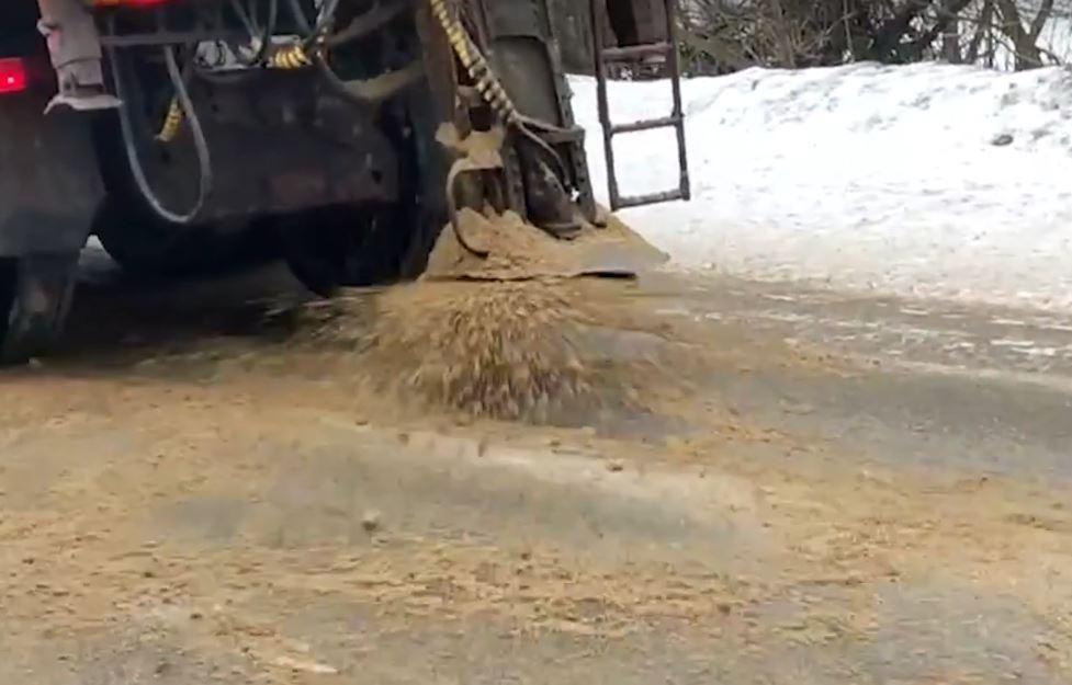Около 400 единиц дорожной техники устраняют последствия ледяного дождя в Орловской области