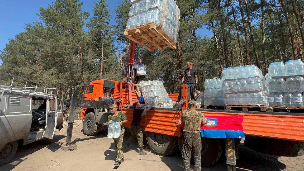 Орловская область доставила и раздала в зоне СВО еще 10 тонн питьевой воды в бутылках