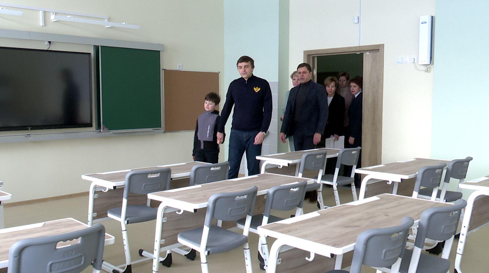 Министр просвещения России Сергей Кравцов побывал в новой школе в Орле