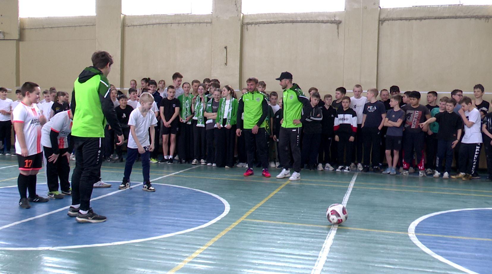 Игроки ФК «Орел» дали в школе №30 Урок футбола
