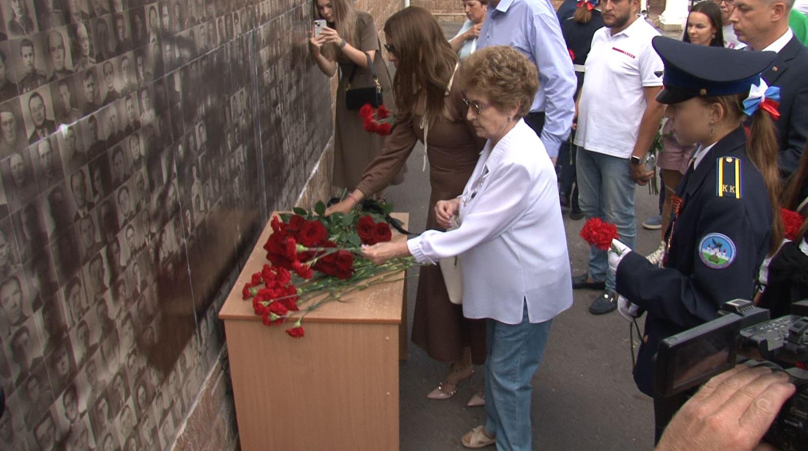Жители Орла возложили цветы к Стене памяти