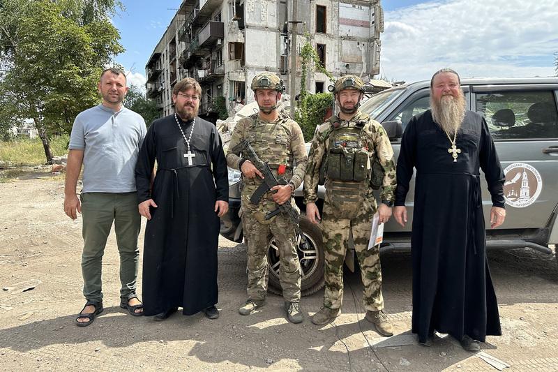 Орловские священники доставили УАЗ-патриот десантникам на Артемовское направление