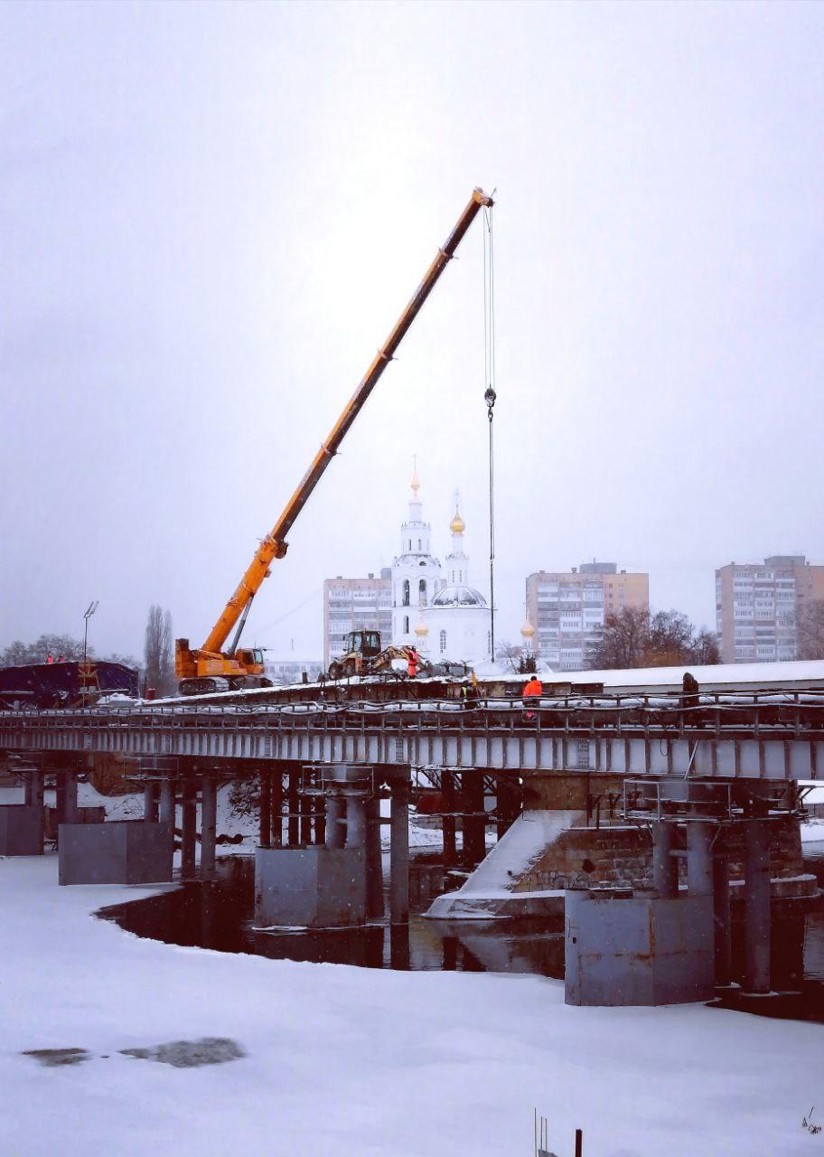 Большой кран завершает работу на Красном мосту в Орле