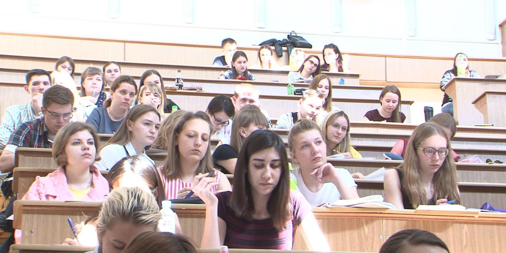 Орловских студентов с их днем поздравили в Правительстве региона