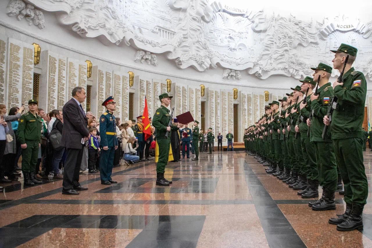 Новобранцы из Орловской области, которые будут нести Почетный Караул, приняли присягу в музее Победы