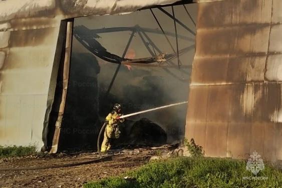 Сегодня в пять часов утра тушили горящий склад в Ливенском районе