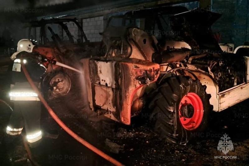 В Покровском районе сгорели два погрузчика