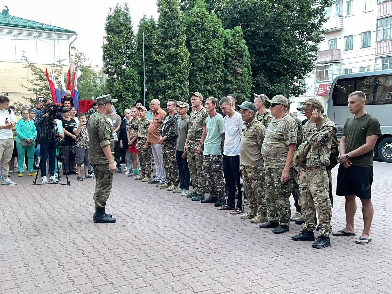 В Орле торжественно проводили мужчин, заключивших контакты на военную службу