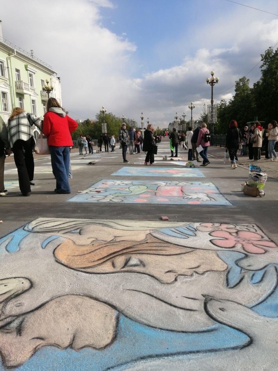 Главную пешеходную улицу Орла украсили детские рисунки 