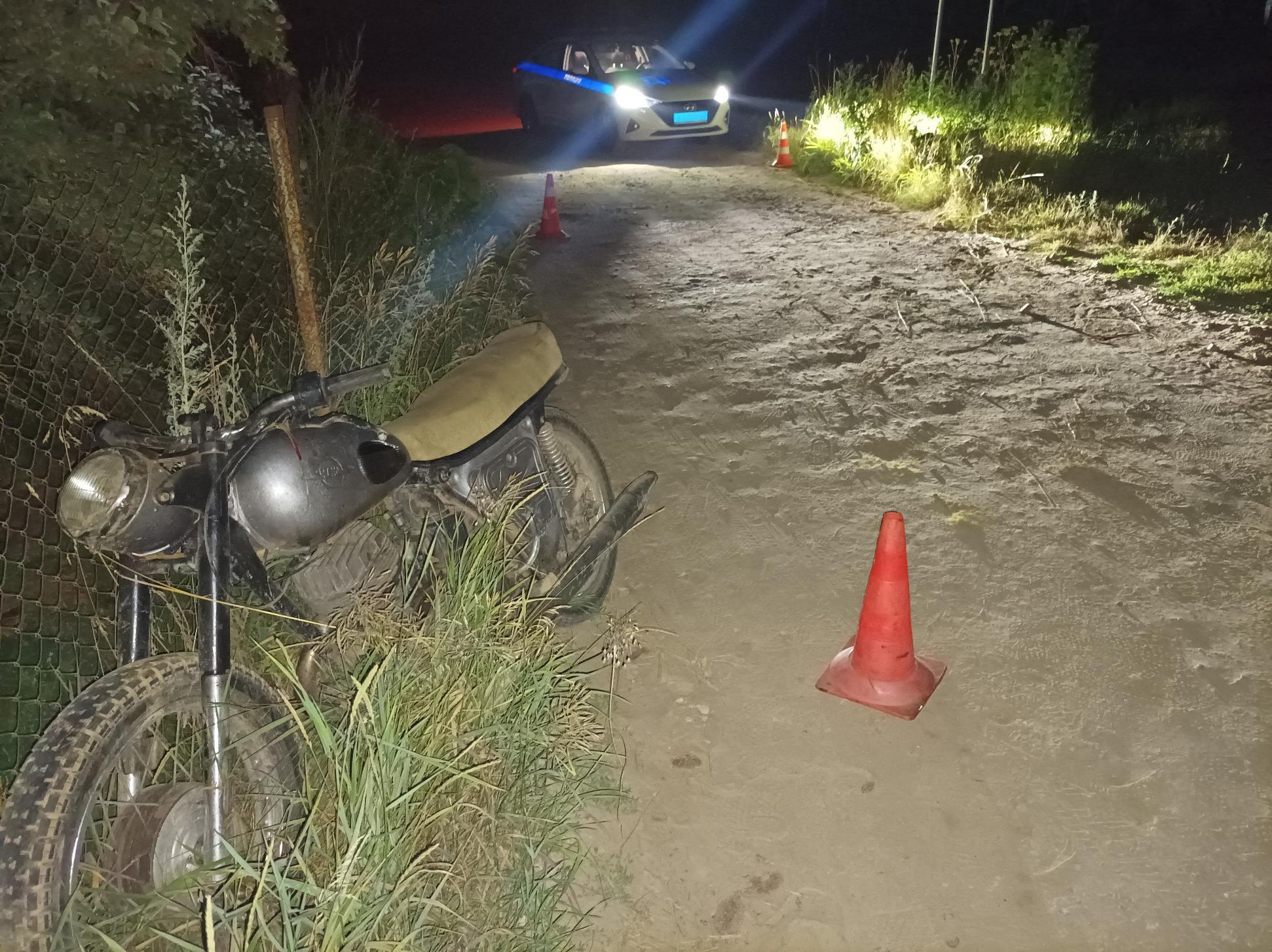 Ночная поездка на мотоцикле привела  двух парней к травмам