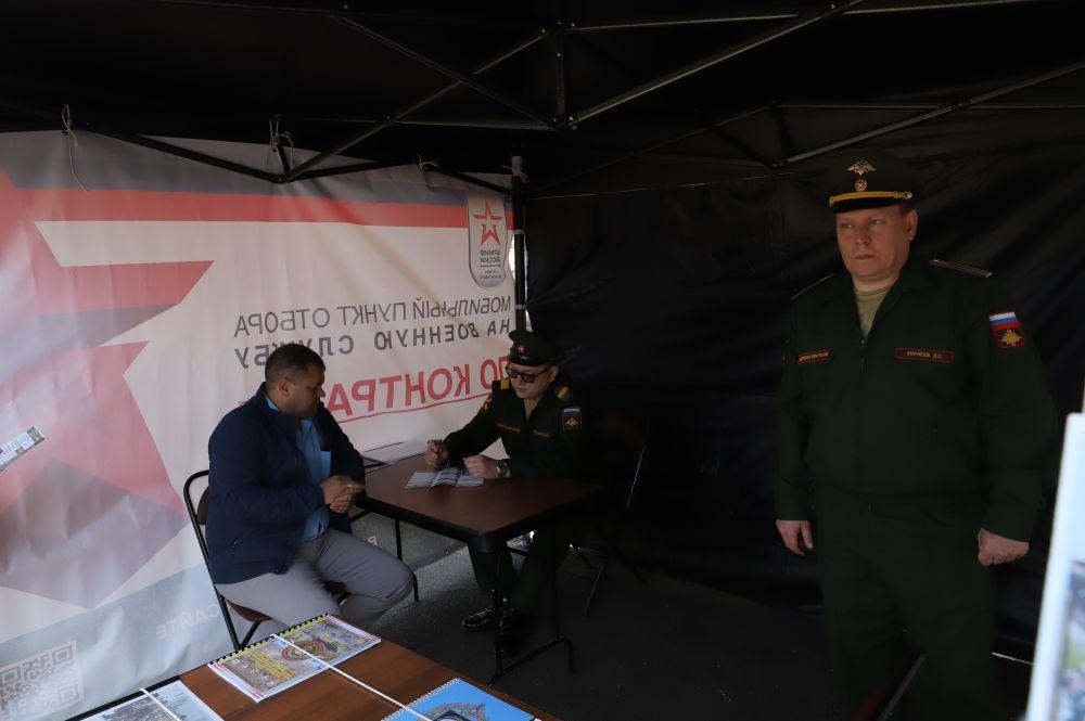 С работой мобильного пункта отбора на контрактную службу ознакомился губернатор Орловской области Андрей Клычков 