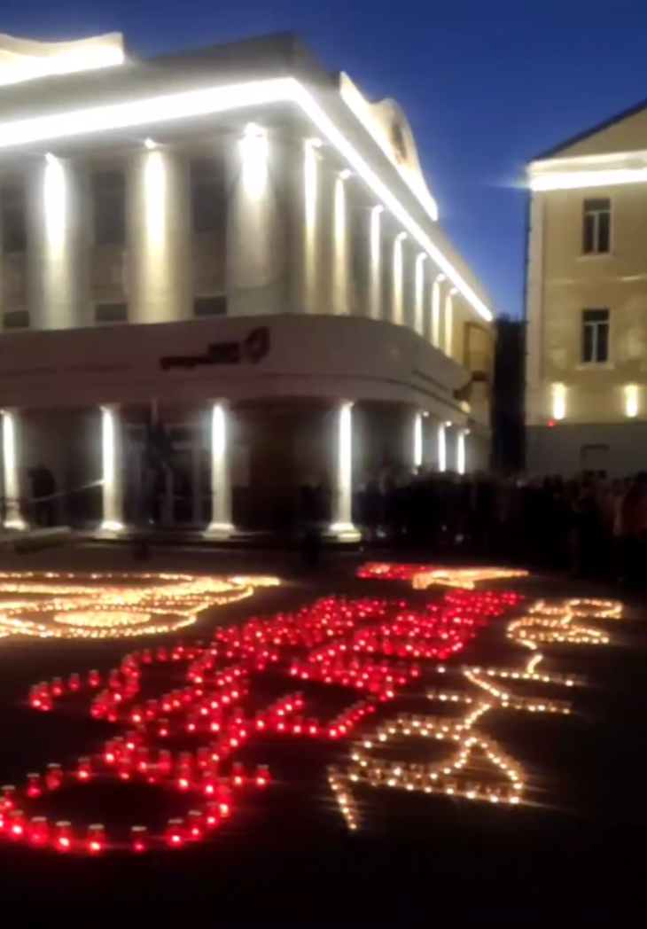 На центральной улице Орла появилась огненная картина из сотен огоньков памяти
