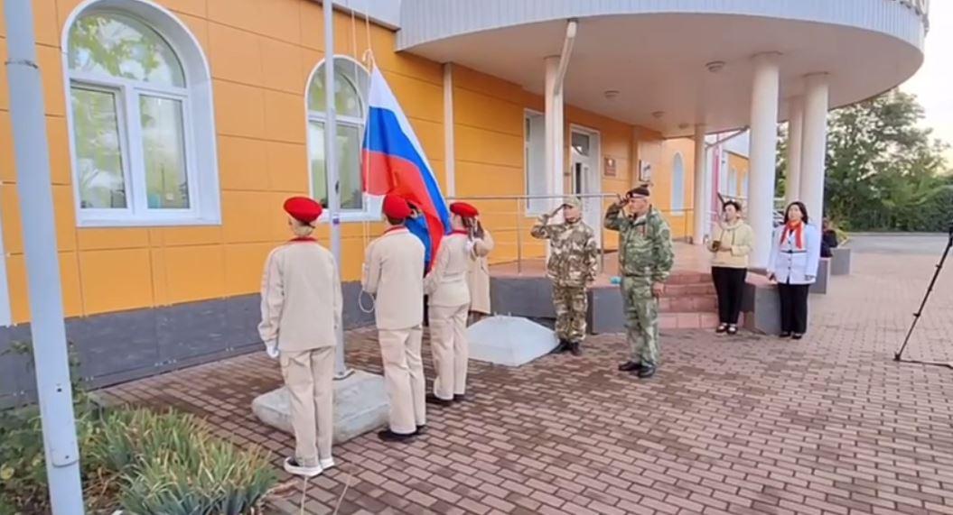 Ветеран боевых действий передал в орловскую школу флаг России, который был с ним в зоне СВО