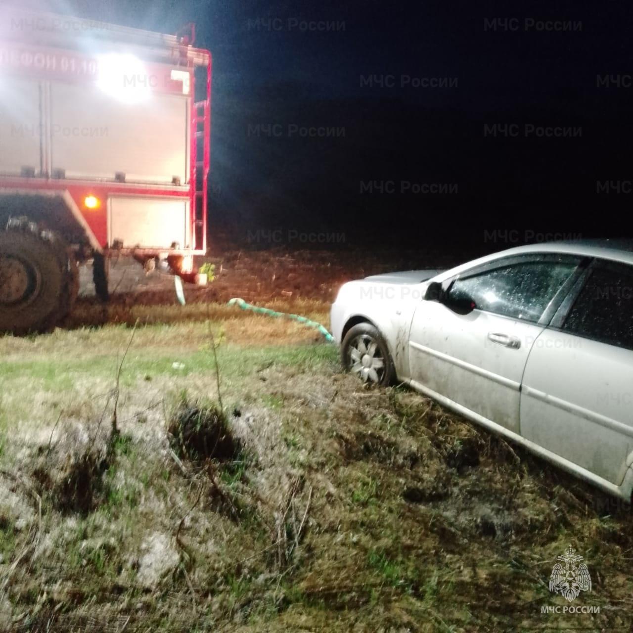 Орловские пожарные вытащили застрявший на грунтовке курский автомобиль с двумя детьми-пассажирами