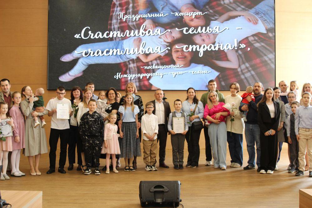 387 многодетных семей Орловской области получили памятные медали и дипломы