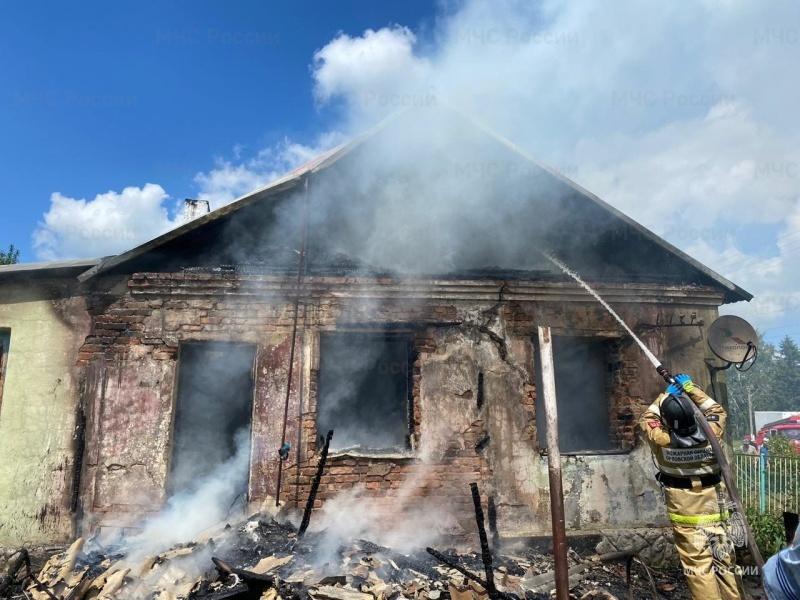 В Ливенском районе в пожаре погиб человек, а в Орле спасли пожилую женщину