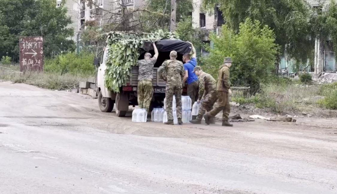 30 тонн питьевой воды доставила Орловская область бойцам на Артемовском направлении