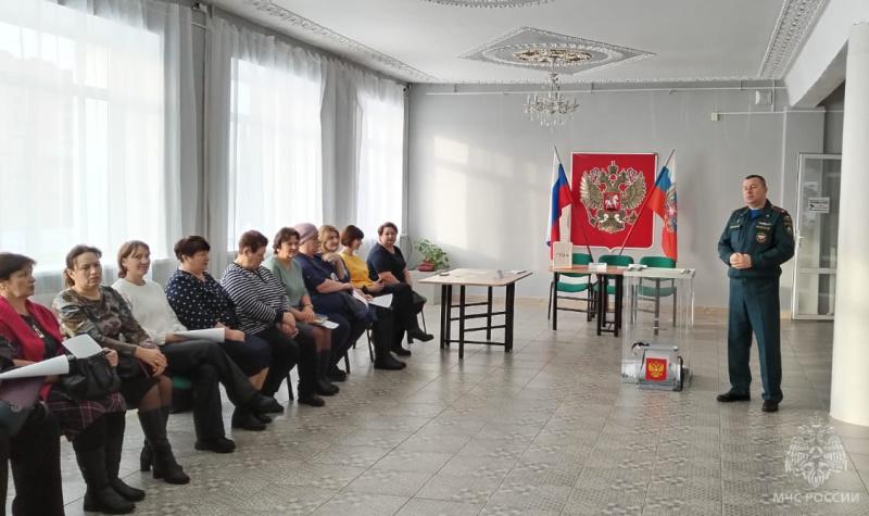 Орловские спасатели рассказали членам избирательных комиссий как вести себя в случае ЧП
