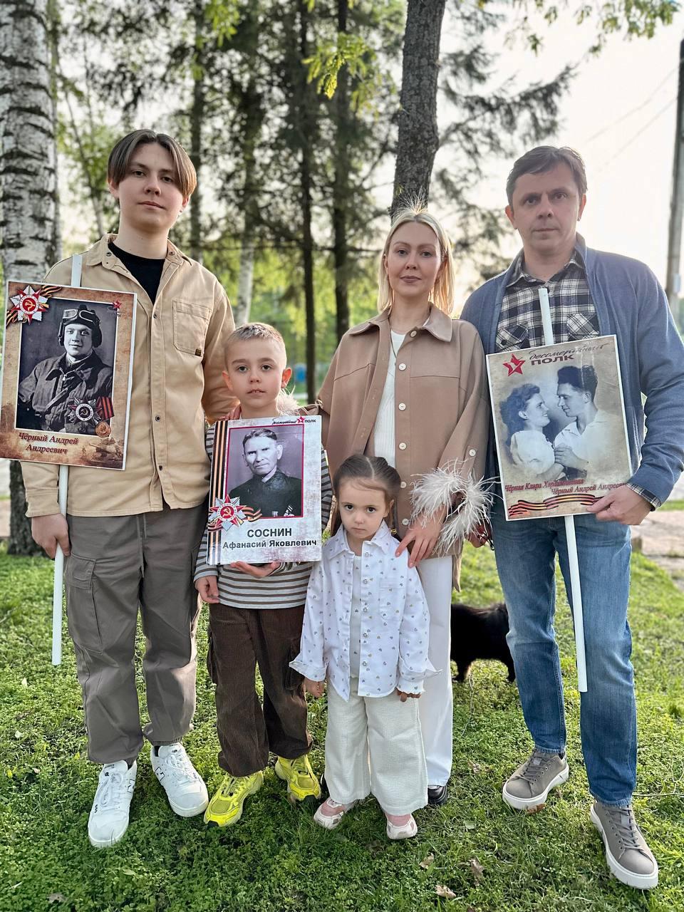Губернатор Орловской области Андрей Клычков с семьей принял участие в акции "Бессмертный полк"
