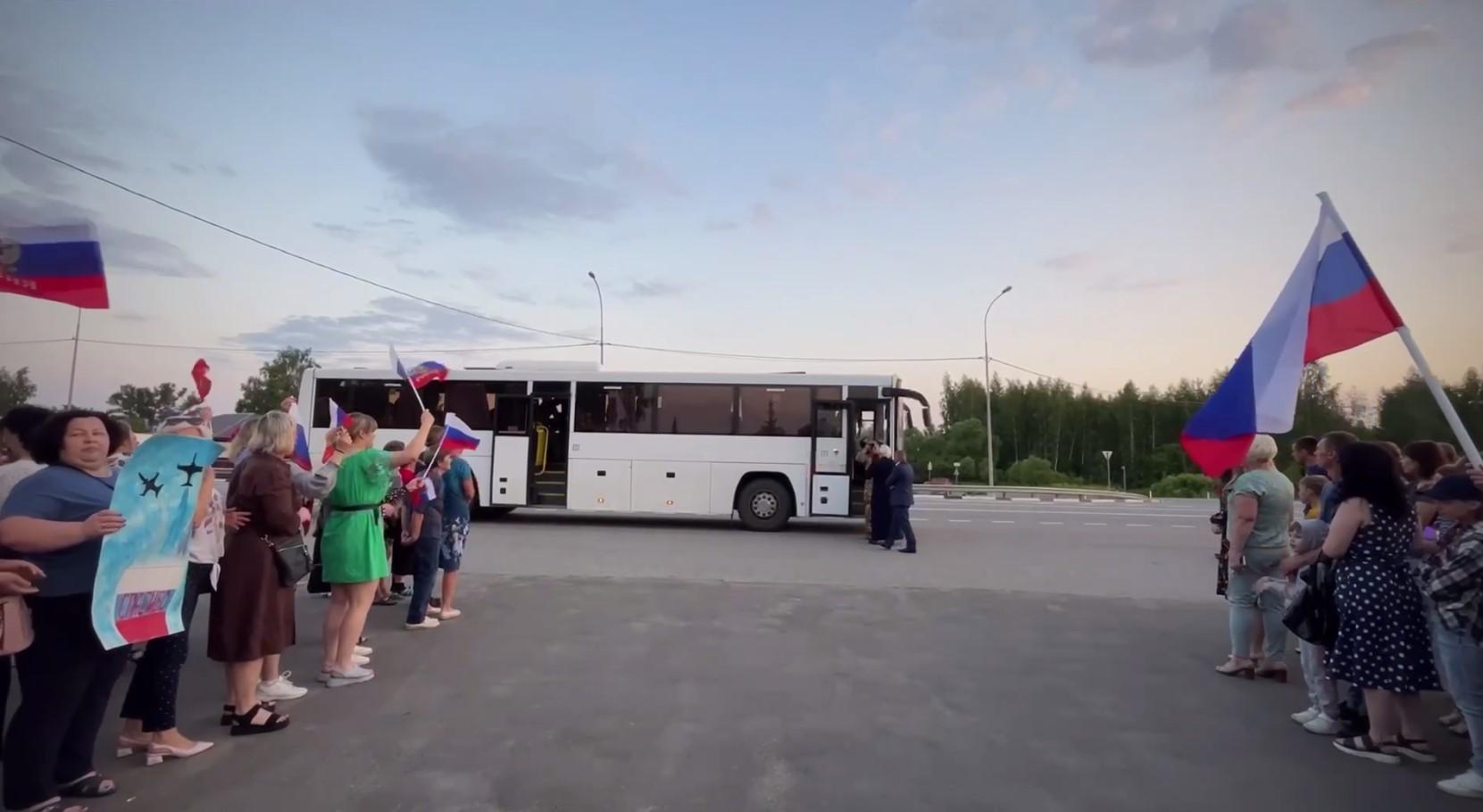 С флагами, хлебом-солью и словами благодарности встретили орловчане вернувшихся из зоны СВО росгвардейцев