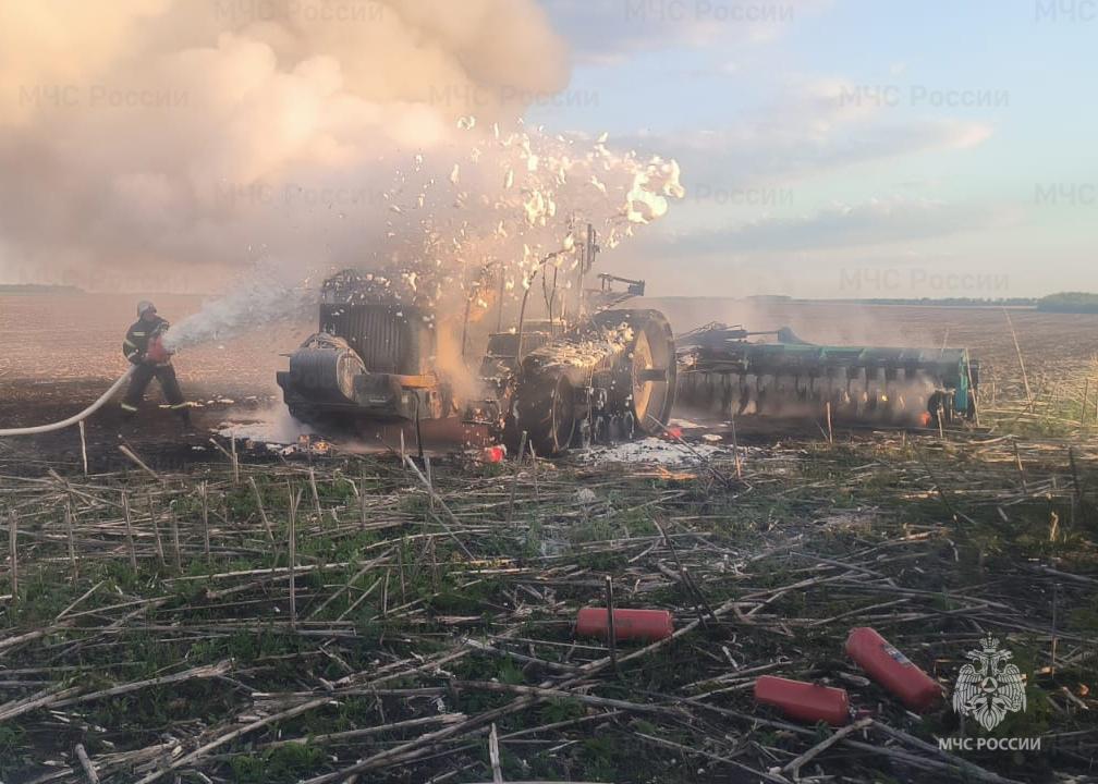 В  Орловской области на поле сгорел трактор