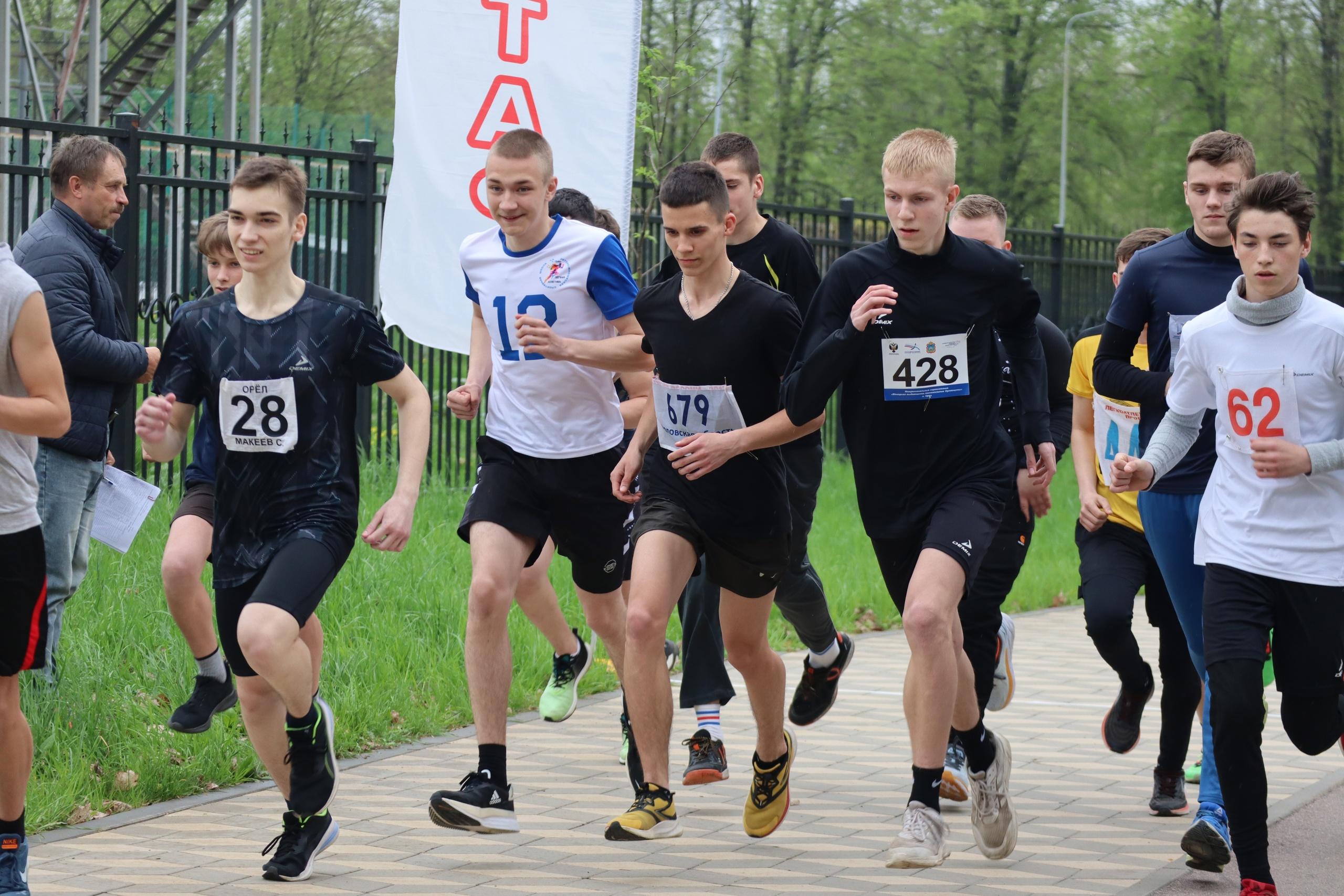 Орловские бегуны состязались в легкоатлетическом кроссе