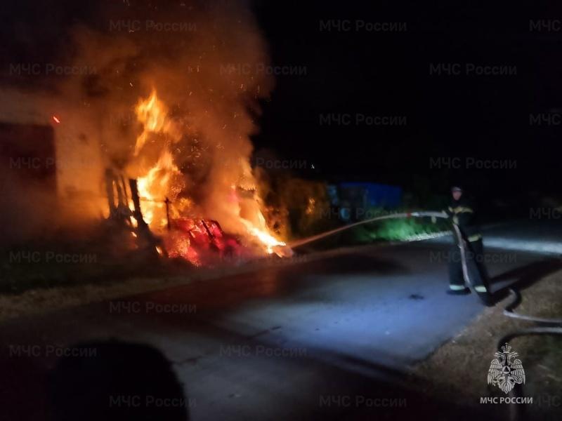 Ночью в Нарышкино горел гараж, причиной могло стать сжигание мусора