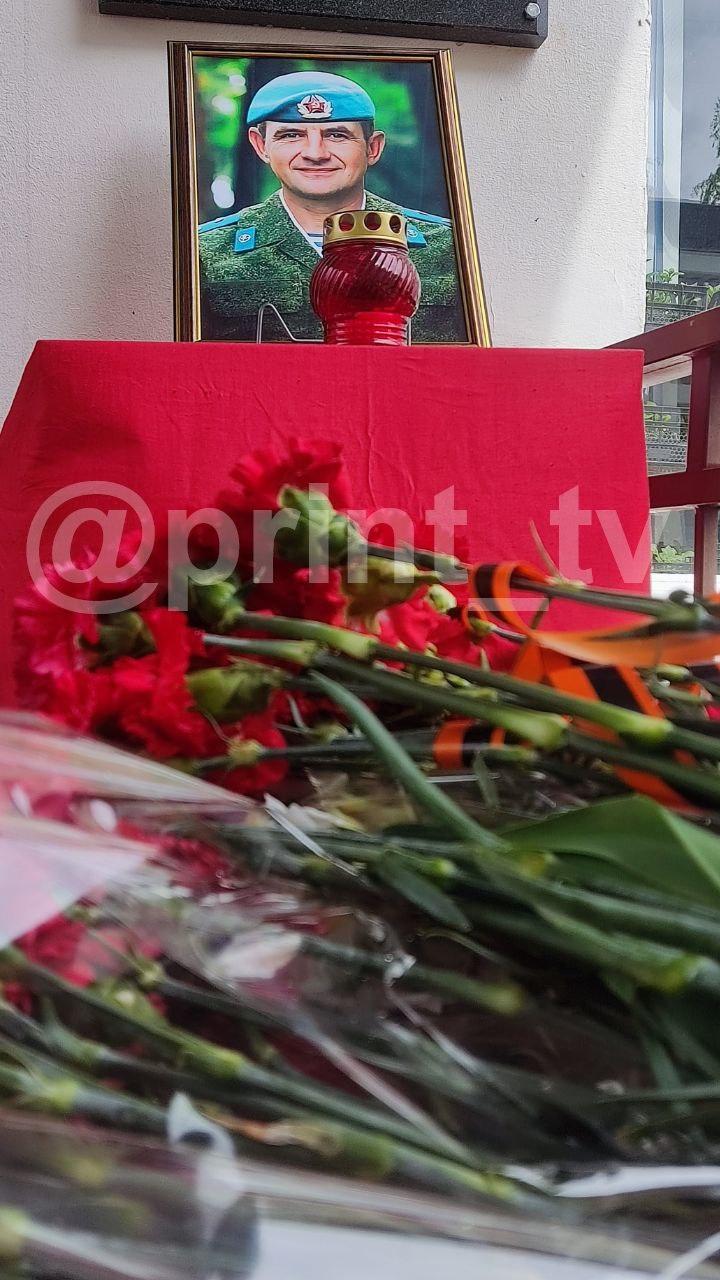В Ливнах сегодня открыли памятную доску погибшему бойцу СВО