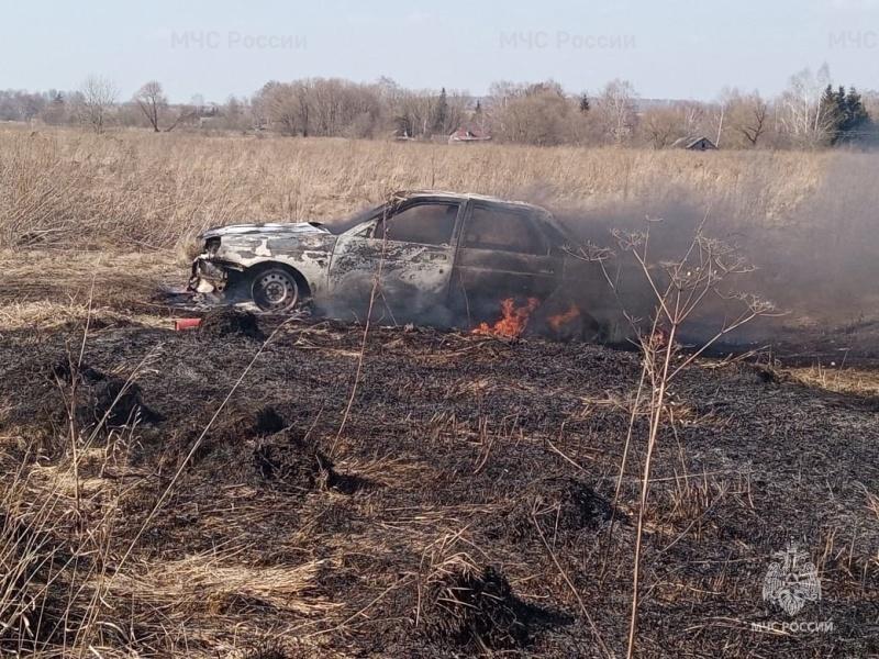 В Знаменском районе сгорел автомобиль и 300 кв. м сухой травы