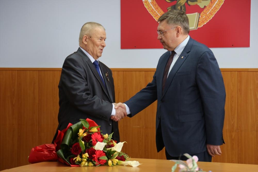 Руководитель орловской федерации профсоюзов Николай Меркулов получает поздравления  с 75-летием