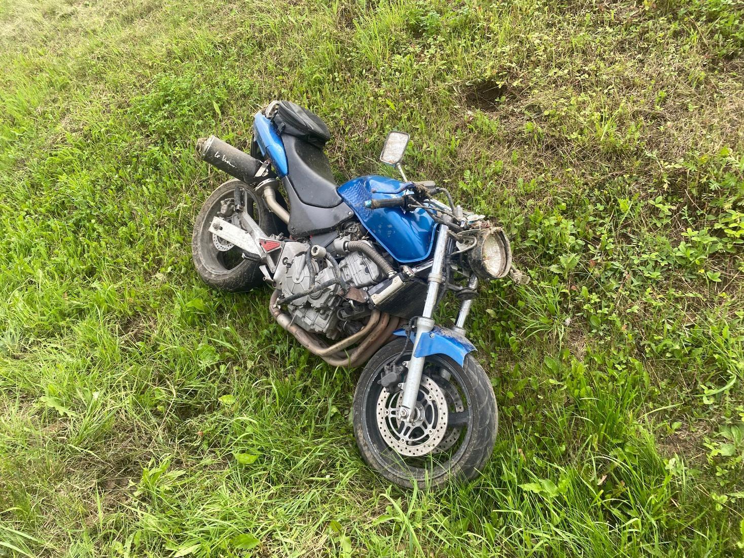 На орловской трассе мотоциклист догнал легковушку