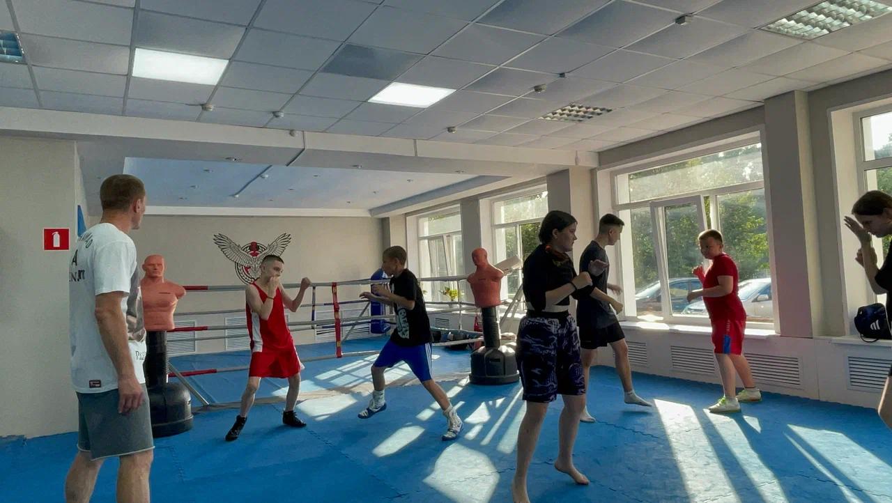 Орловский боксер Эдуард Трояновский провел  мастер-класс для подростков