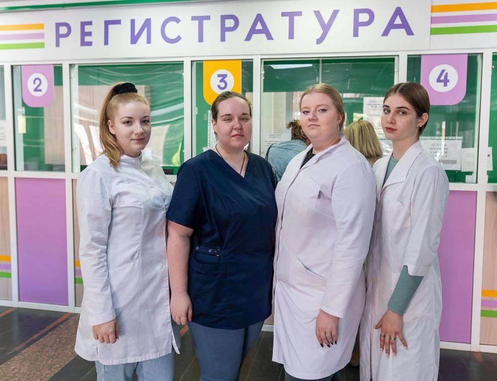 В поликлиниках Орла, Мценска и Ливен начали дежурить студенты-помощники