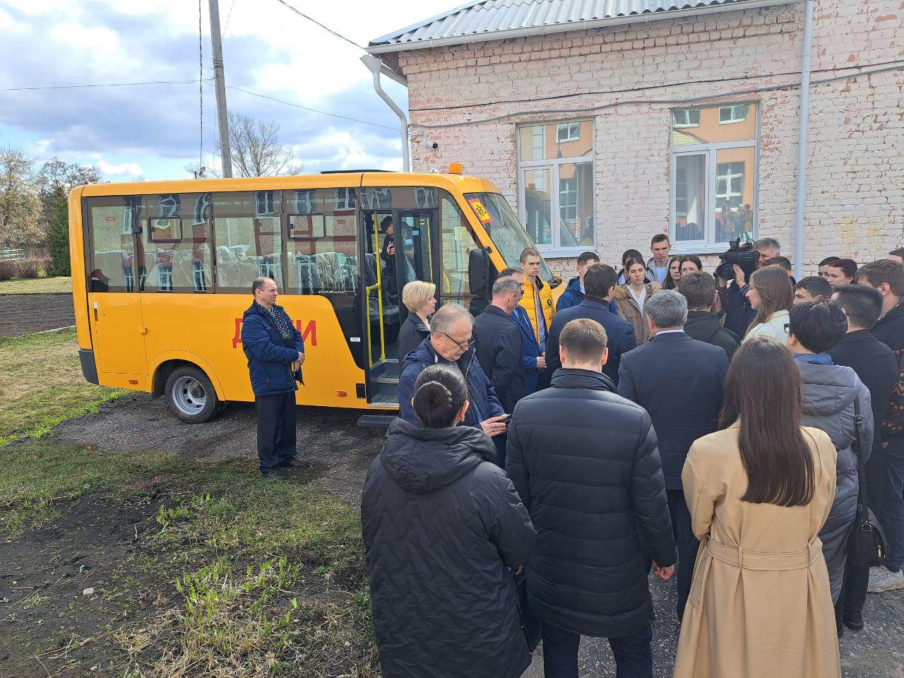 Дросковская школа Орловской области получила новый школьный автобус