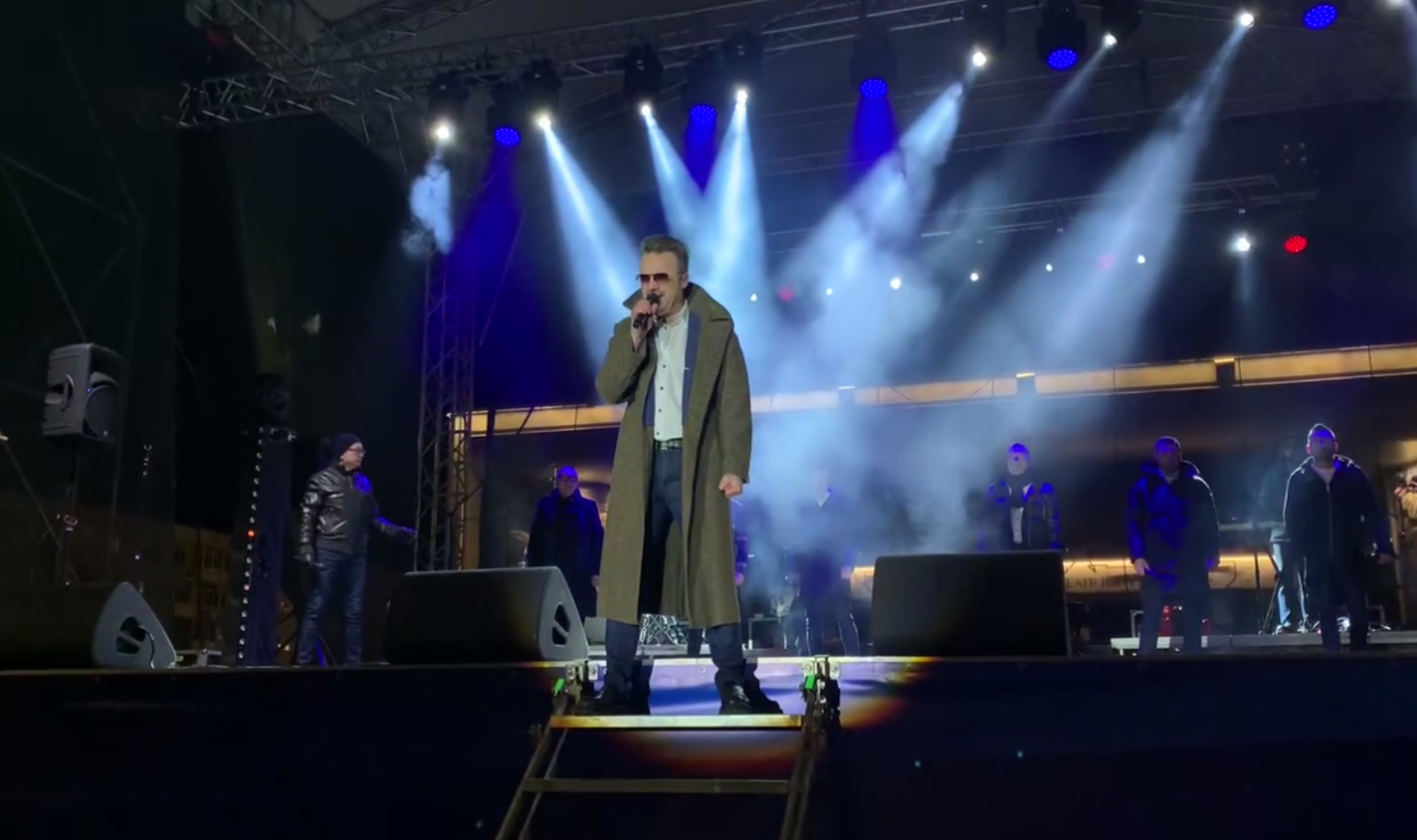 Хор Турецкого дал концерт на центральной площади Орла