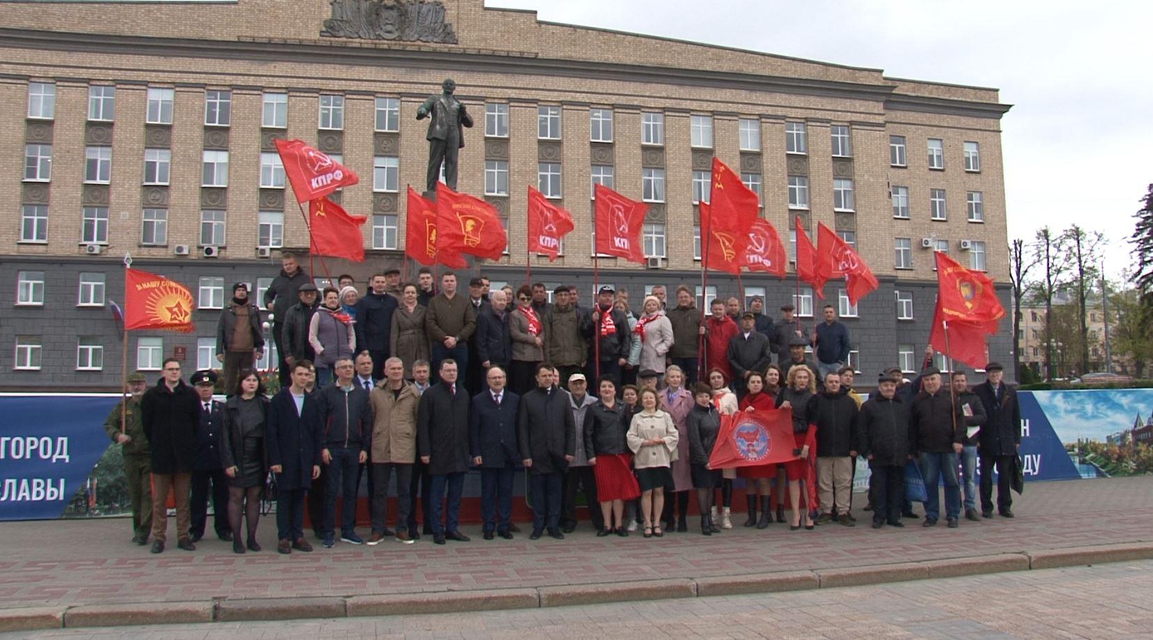 Орловчане возложили цветы к памятнику Ленину