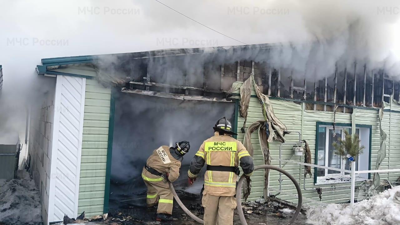 В Ливнах сгорел гараж и часть кровли жилого дома
