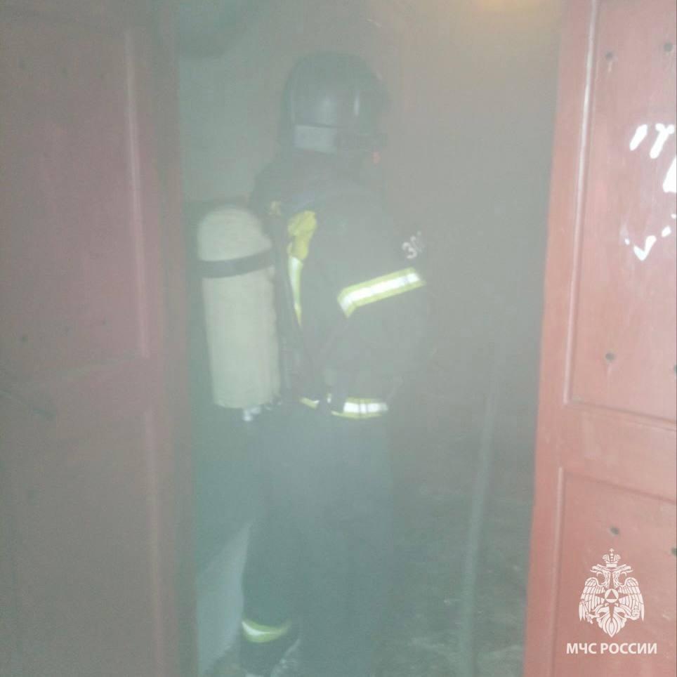 В Орле тушили пожар в двухэтажке в Пятницком переулке