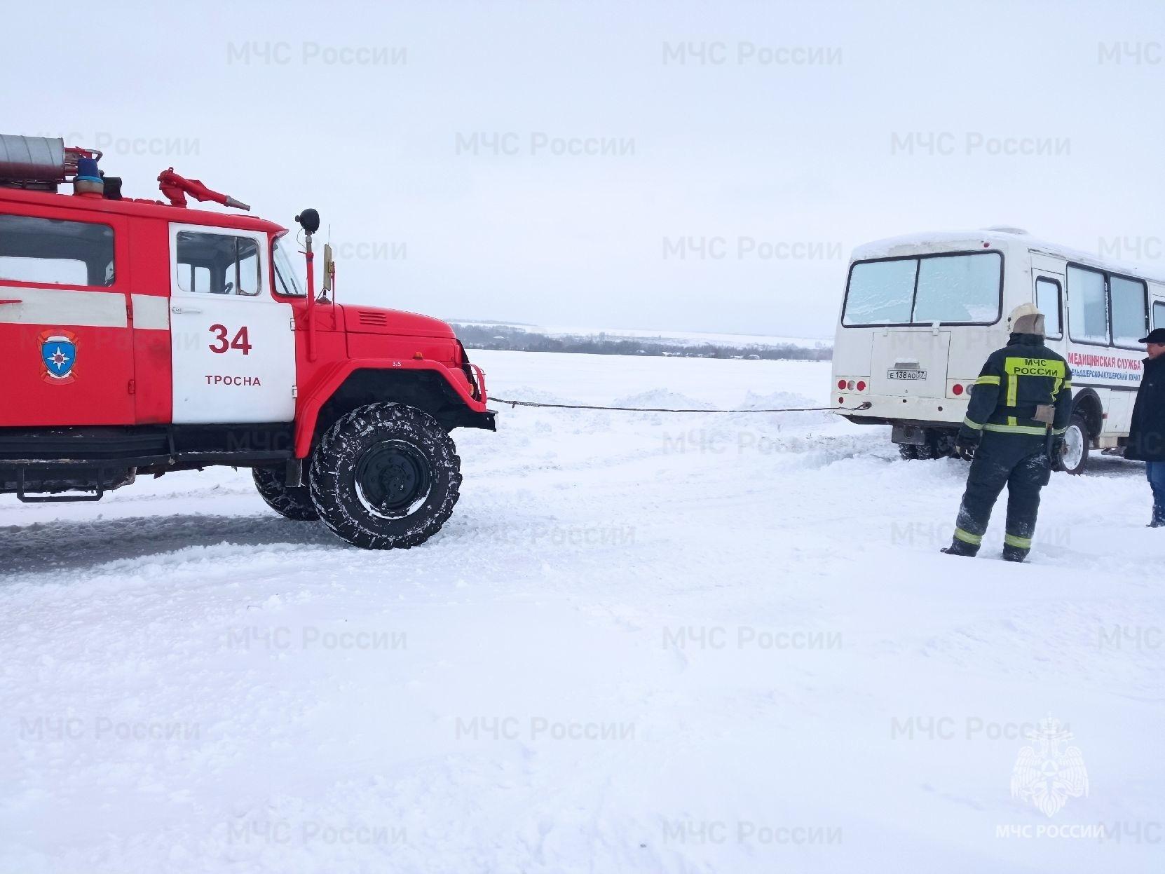 На снежной дороге в Троснянском районе забуксовал ФАП