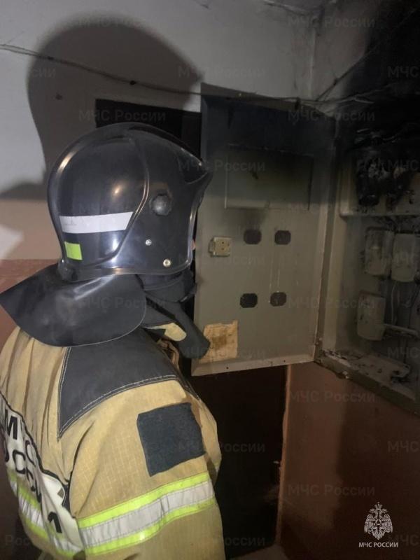 Десять человек пожарные вывели из многоквартирного дома в Орле из-за загоревшегося электрического щитка