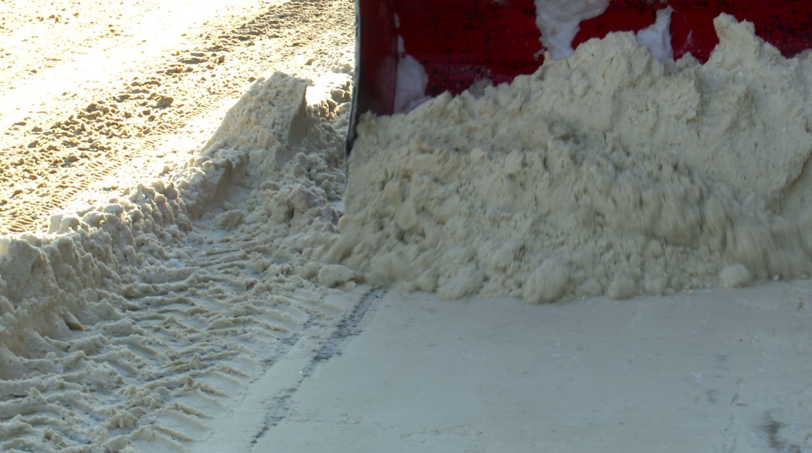 446 спецмашин работает на уборке снега и посыпке дорог в Орловской области