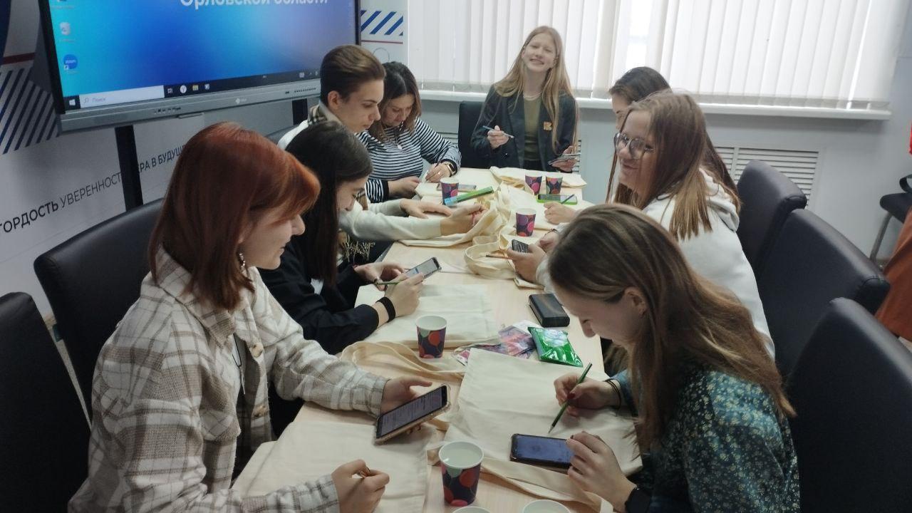 Орловские волонтёры культуры обучились мастерству художественной росписи
