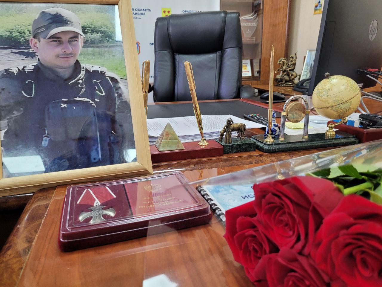 В Ливнах родным умершего бойца СВО Андрея Новикова передали «Орден Мужества»