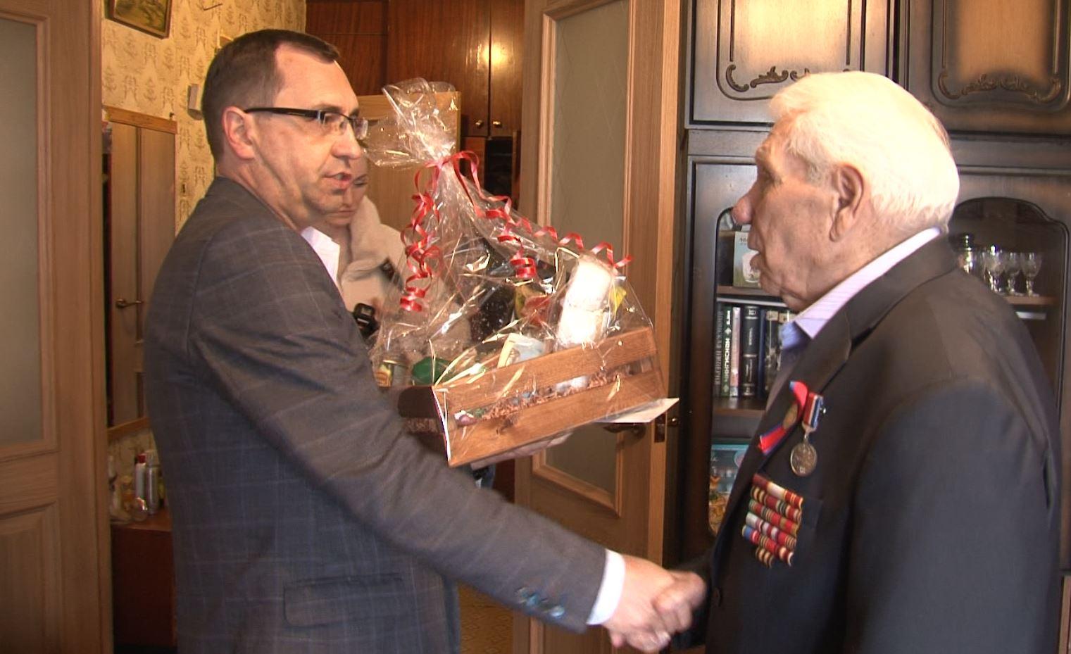 Власти Орла поздравили ветерана Великой Отечественной Николая Николаевича Орлова 