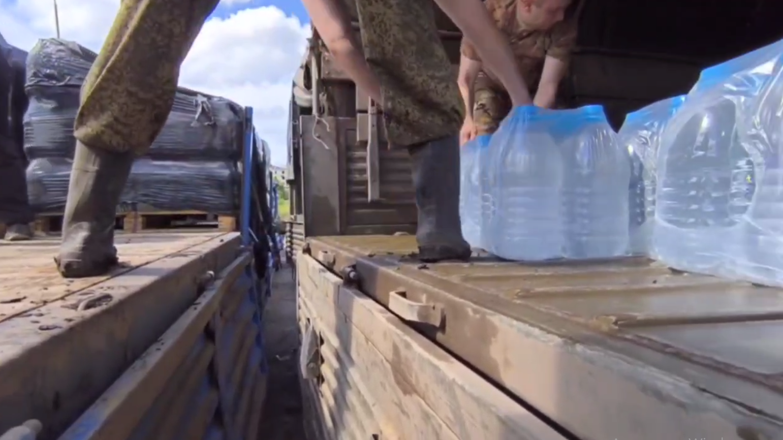 20 тонн питьевой воды доставлено из Орловской области бойцам на передовую