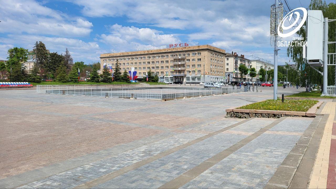 На центральной площади Орла начали устанавливать площадку для пляжного волейбола