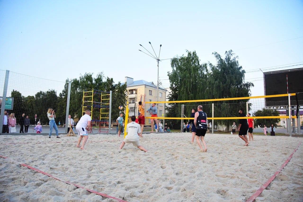 На центральной площади Орла установили площадку для пляжного волейбола
